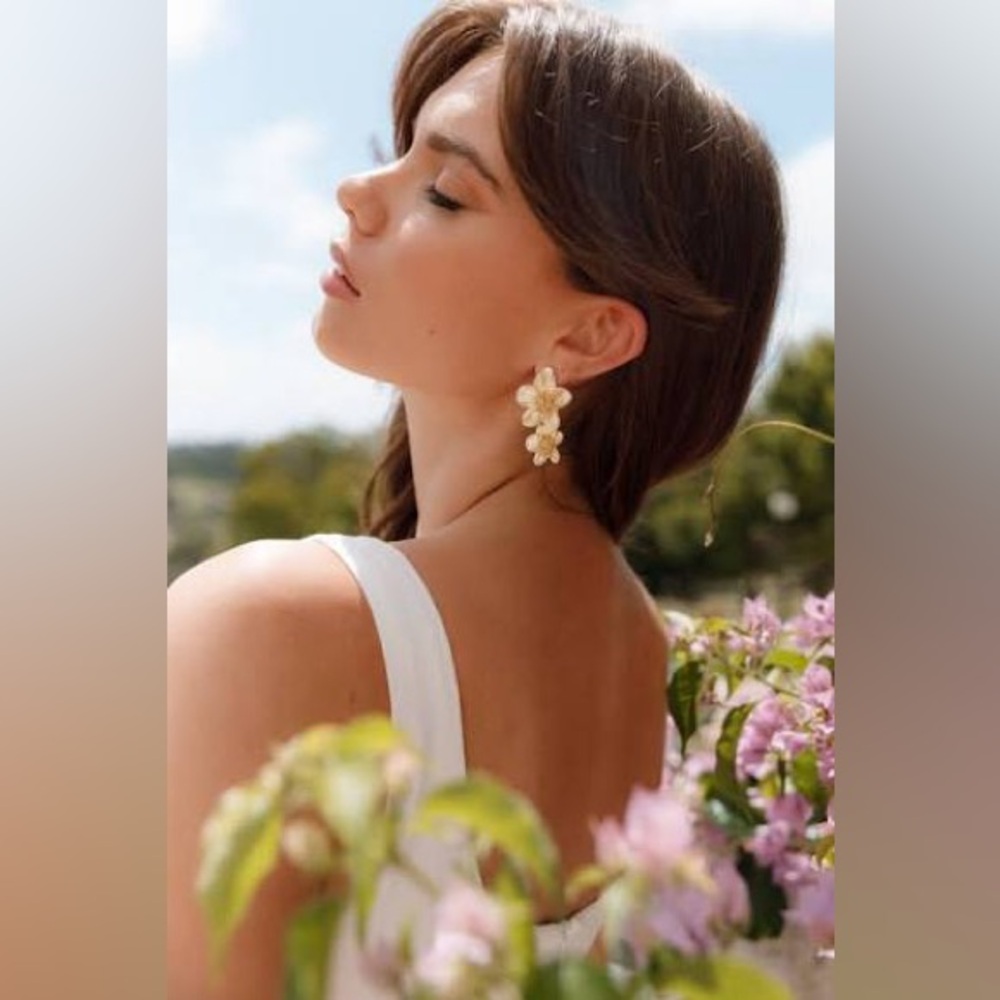 Elegant Gold Floral Drop Earrings - Women Jewelry